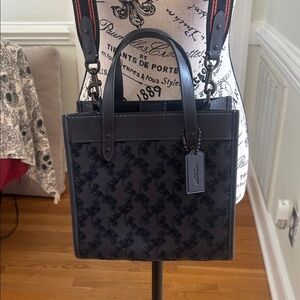 Coach field tote 22